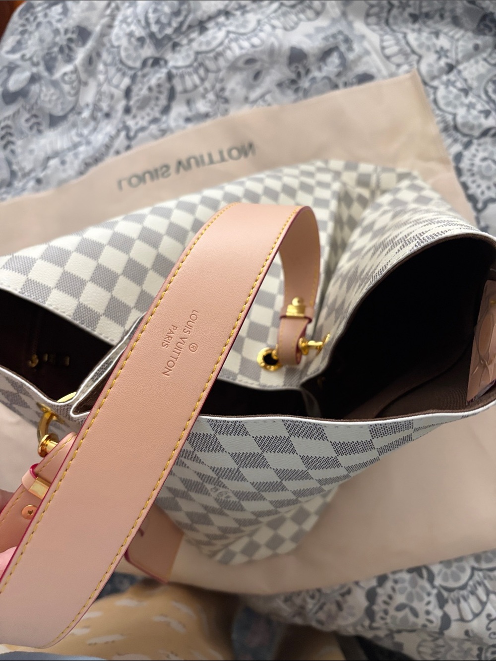 Designer-Inspired Checker Tote in Cream and Pink - Picture 4 of 4